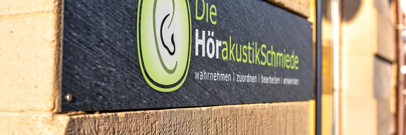 Schild der HörakustikSchmiede an der Filiale in Kronach