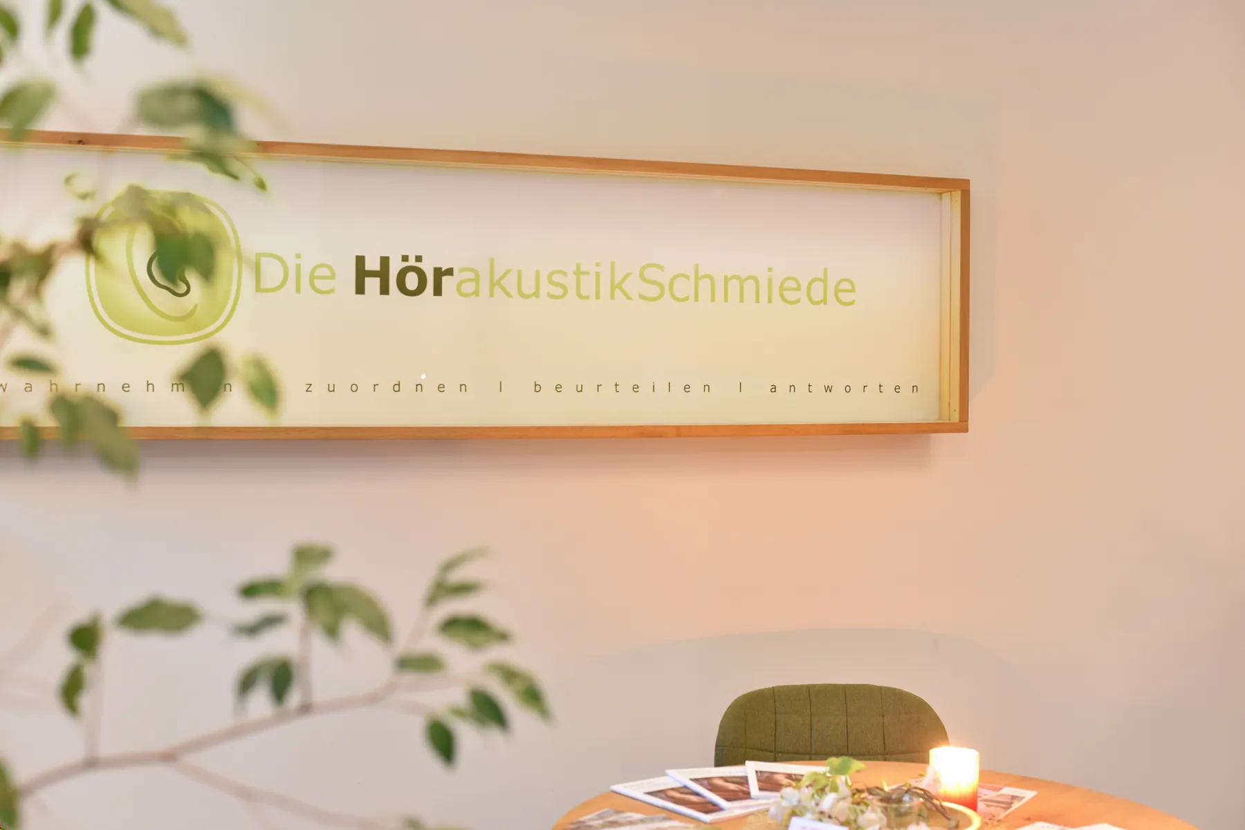 Logo-Wand im Empfang der HörakustikSchmiede Kronach